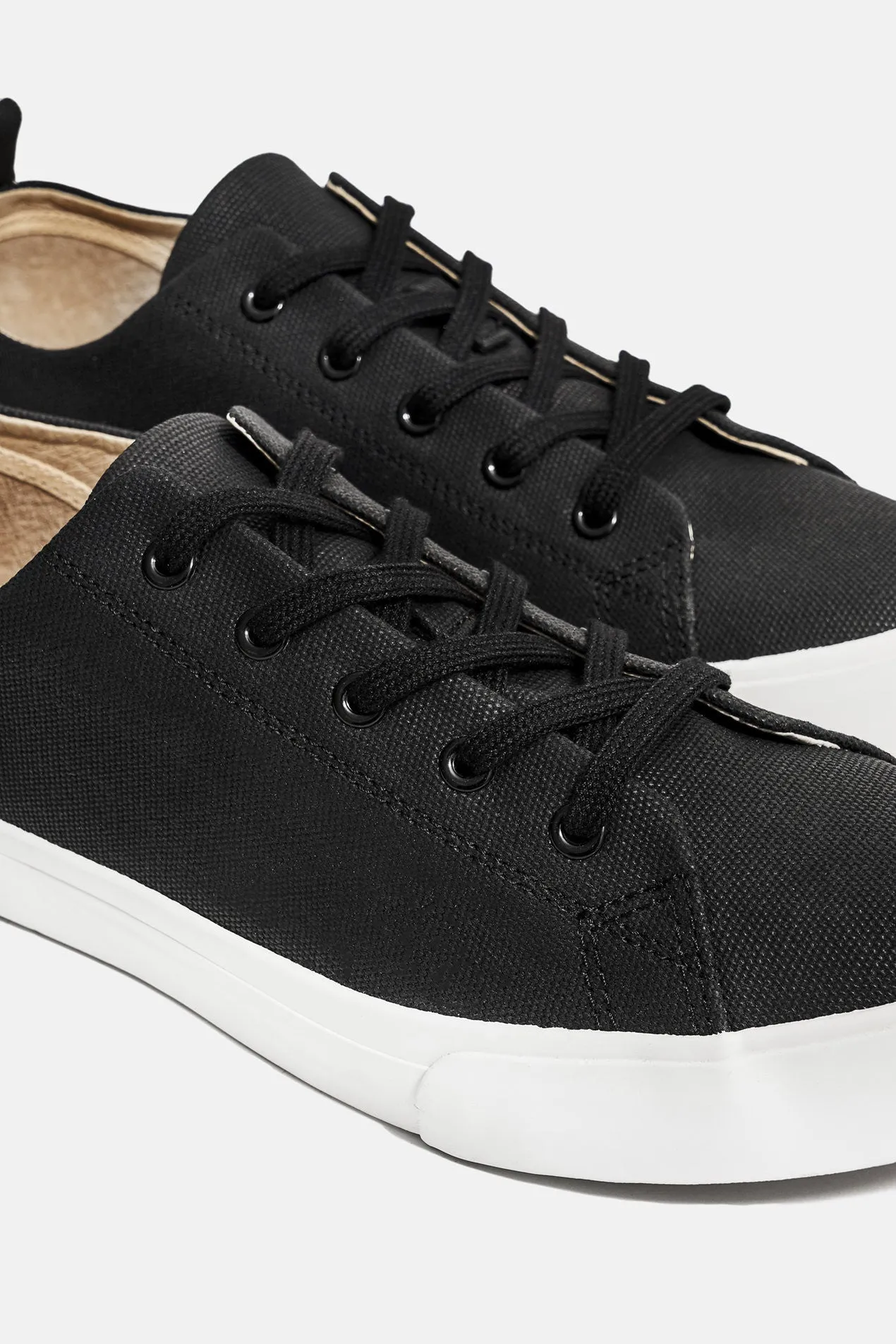 Mike Waxed Low-Top Sneakers Black